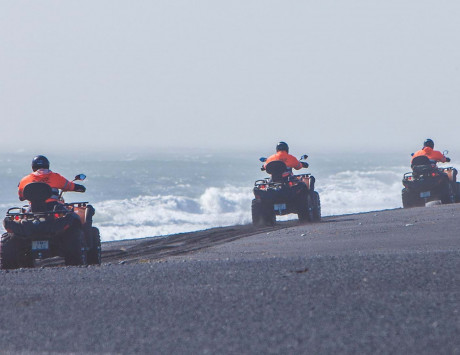 Média réf. 3438 (6/6): Quad sur les plages de sable noir dans la région de Skogar